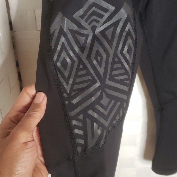Lululemon black capris pant. Sz 8 - Picture 6 of 6